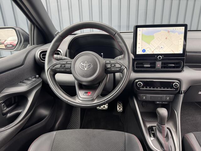 Toyota YARIS 1.5 Hybrid 130 GR Sport / Bi tone | BSM | PDC V+A | GR Grijs | Rijklaar!!