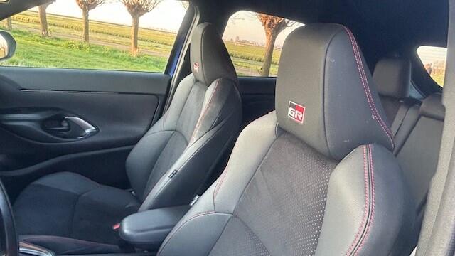 Toyota YARIS Cross 1.5 Hybrid GR SPORT AUTOMAAT, 1E EIGENAAR!! NAVIGATIE, APPLE CARPLAY, DAB-RADIO, STOELVERWARMING, HEAD-UP DISPLAY, AMBIËNTEVERLICHTING, DODEHOEK ASSIST, SPOOR ASSIST, ADAPTIVE CRUISE CONTROL, ELEC. ACHTERKLEP, PARKEERHULP VOOR/ACHTER, ACHTERUITRIJCA