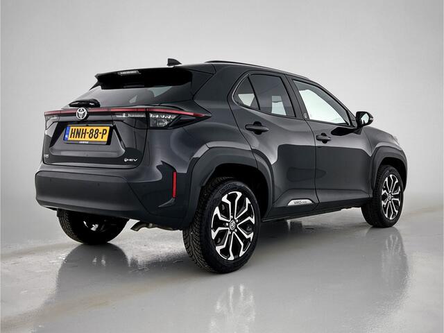 Toyota YARIS Cross 1.5 Hybrid 130 First Edition Comfort Pack | 130 PK | Stoel + Stuur verwarming | Navigatie | Facelift Model | Dodehoeksensor | PDC voor en achter |
