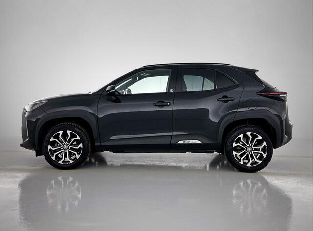 Toyota YARIS Cross 1.5 Hybrid 130 First Edition Comfort Pack | 130 PK | Stoel + Stuur verwarming | Navigatie | Facelift Model | Dodehoeksensor | PDC voor en achter |