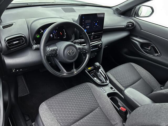 Toyota YARIS Cross 1.5 Hybrid 130 First Edition Comfort Pack | 130 PK | Stoel + Stuur verwarming | Navigatie | Facelift Model | Dodehoeksensor | PDC voor en achter |