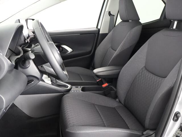 Toyota YARIS 1.5 HYBRIDE AUTOMAAT SILVERLINE BI-TONE CLOUD NAVI. SLECHTS 6.400 KM. GARANTIE TOT 3-2034*