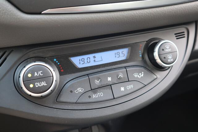 Toyota YARIS 1.5 Hybrid Dynamic Camera / Climate Control / Navigatie / 1e eigenaar