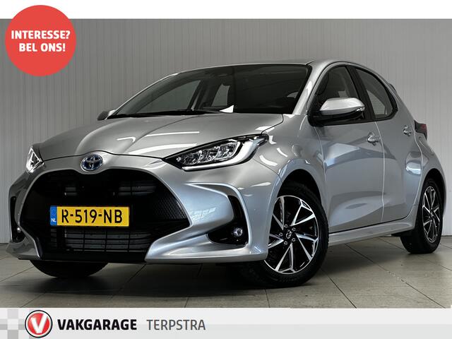 Toyota YARIS 1.5 Hybrid Dynamic/ Keyless/ 15'' LMV/ LED Koplampen/ DAB+/ Lane-Assist./ Camera/ Clima/ Cruise/ Elek. pakket/ Isofix/ Bluetooth/ Armsteun/ Multi. LEDER. Stuur/ Grootlicht Assist./ LED Mistl.