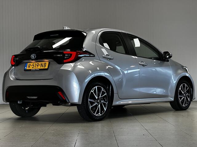 Toyota YARIS 1.5 Hybrid Dynamic/ Keyless/ 15'' LMV/ LED Koplampen/ DAB+/ Lane-Assist./ Camera/ Clima/ Cruise/ Elek. pakket/ Isofix/ Bluetooth/ Armsteun/ Multi. LEDER. Stuur/ Grootlicht Assist./ LED Mistl.
