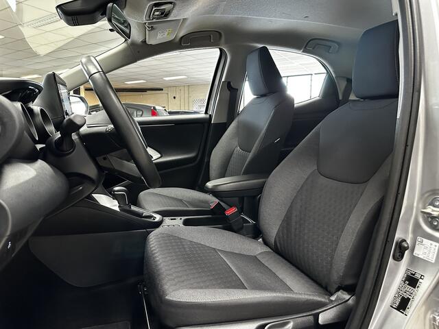 Toyota YARIS 1.5 Hybrid Dynamic/ Keyless/ 15'' LMV/ LED Koplampen/ DAB+/ Lane-Assist./ Camera/ Clima/ Cruise/ Elek. pakket/ Isofix/ Bluetooth/ Armsteun/ Multi. LEDER. Stuur/ Grootlicht Assist./ LED Mistl.