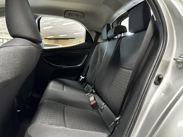 Toyota YARIS 1.5 Hybrid Dynamic/ Keyless/ 15'' LMV/ LED Koplampen/ DAB+/ Lane-Assist./ Camera/ Clima/ Cruise/ Elek. pakket/ Isofix/ Bluetooth/ Armsteun/ Multi. LEDER. Stuur/ Grootlicht Assist./ LED Mistl.