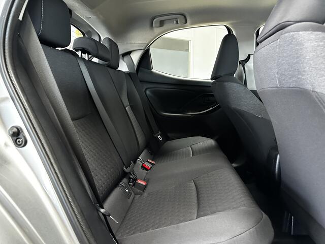 Toyota YARIS 1.5 Hybrid Dynamic/ Keyless/ 15'' LMV/ LED Koplampen/ DAB+/ Lane-Assist./ Camera/ Clima/ Cruise/ Elek. pakket/ Isofix/ Bluetooth/ Armsteun/ Multi. LEDER. Stuur/ Grootlicht Assist./ LED Mistl.
