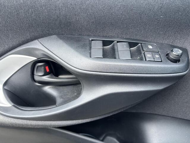 Toyota YARIS 1.5 Hybrid Dynamic SLECHTS 23.714KM, STOELVERWAMING, ZEER NETTE AUTO!