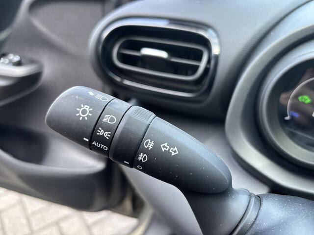 Toyota YARIS 1.5 Hybrid Dynamic SLECHTS 23.714KM, STOELVERWAMING, ZEER NETTE AUTO!