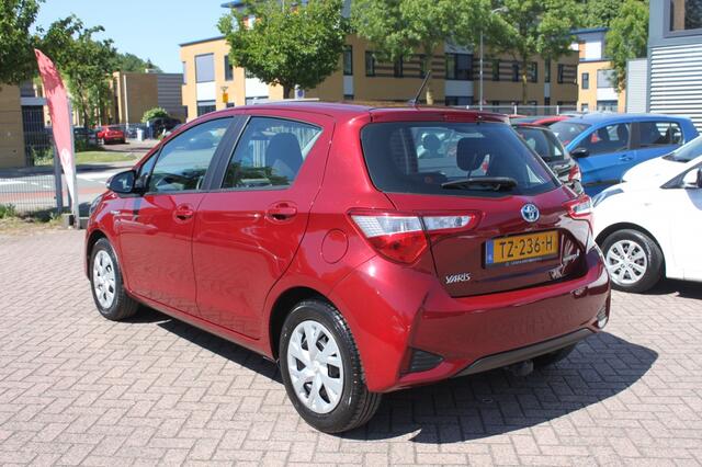 Toyota YARIS 1.5 Hyb. Active, trekhaak afneembaar, aur camera.