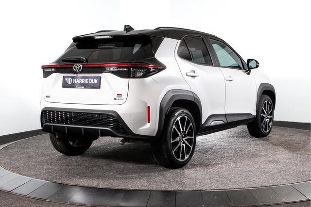 Toyota YARIS Cross 1.5 Hybrid 130 GR Sport Automaat (Nieuw model) | Dig.Cockpit | Adapt.Cruise | Head-up | Stoel+Stuurverw. | 360 Camera | PDC + NAV + App.Connect (Draadloos) | ECC | LM 18" | 3478