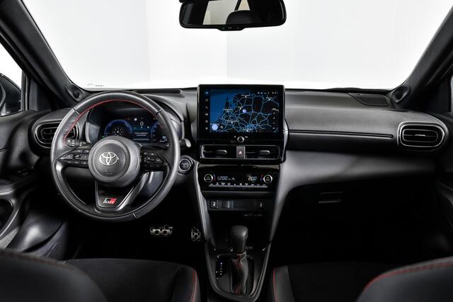 Toyota YARIS Cross 1.5 Hybrid 130 GR Sport Automaat (Nieuw model) | Dig.Cockpit | Adapt.Cruise | Head-up | Stoel+Stuurverw. | 360 Camera | PDC + NAV + App.Connect (Draadloos) | ECC | LM 18" | 3478