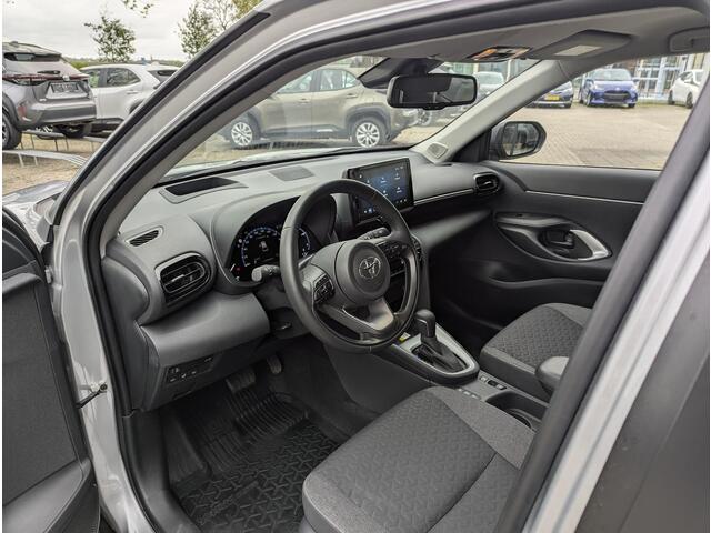 Toyota YARIS Cross 1.5 Hybrid 115 Active Plus | Stoel- stuurverwarming | Elek. achterklep | HUD | Draadloze telefoonlader | Keyless