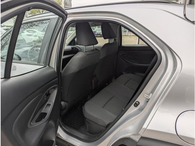 Toyota YARIS Cross 1.5 Hybrid 115 Active Plus | Stoel- stuurverwarming | Elek. achterklep | HUD | Draadloze telefoonlader | Keyless