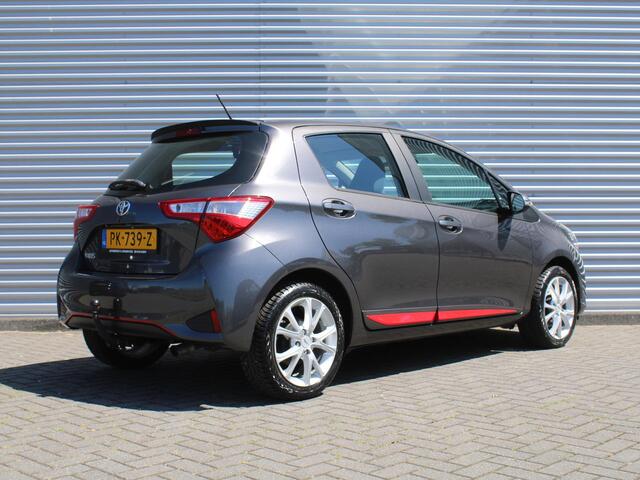 Toyota YARIS 1.5 VVT-i Design Red | Trekhaak | Apple CarPlay/Android Auto | Clima | Camera | 16" LM | Cruise |