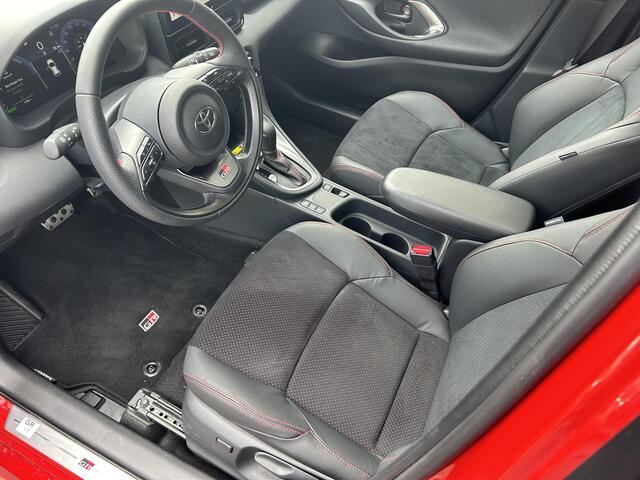 Toyota YARIS 1.5 Hybrid 130 GR Sport | GR Sport Plus | BSM | Panorama dak | Full-options | DEMO