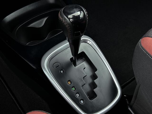Toyota YARIS 1.5 Hybrid Bi-Tone | Parkeersensor voor en achter | Voorstoelen verwarmd |