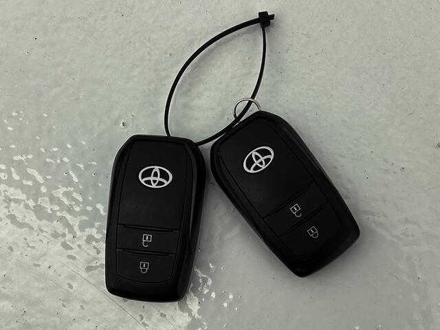 Toyota YARIS 1.5 Hybrid Executive Bi-Tone | Doedehoekdetectie | Stoelverwarming | PDC voor en achter | Uniek Interieur