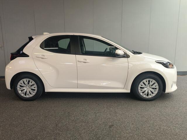 Toyota YARIS 1.5 Hybrid Active uit 2022 Rijklaar + 12 maanden Bovag-garantie Henk Jongen Auto's in Helmond, al 50 jaar service zoals 't hoort!