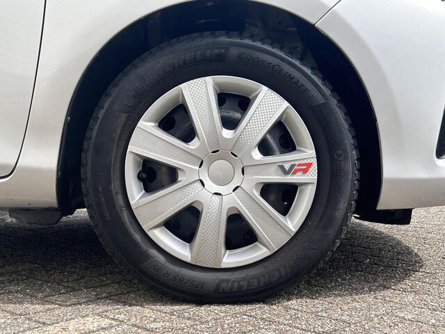 Toyota YARIS 1.5 Hybrid Design / Trekhaak / All season / Achteruitrijcamera / Climate control / Navigatie / Cruise Control /