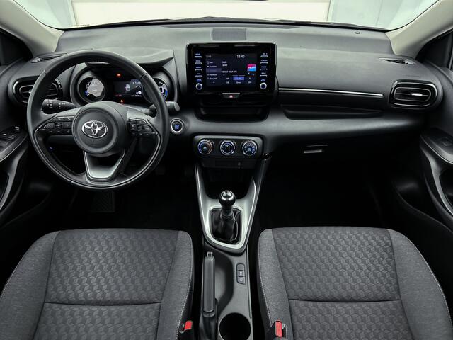 Toyota YARIS 1.5 VVT-i Dynamic 850kg trekgewicht | Apple Carplay/Android Auto | Lichtmetalen Velgen | NL-Auto | Dealeronderhouden |