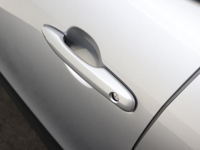 Toyota YARIS Cross 1.5 Hybrid Active Camera | LM velgen | Privacy Glass | Metallic