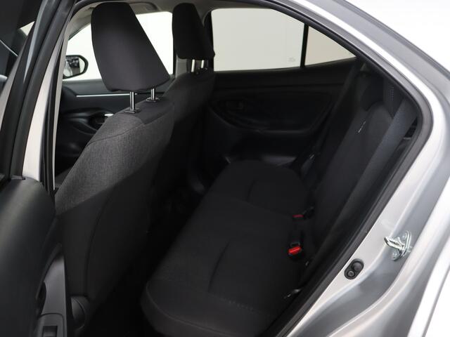 Toyota YARIS Cross 1.5 Hybrid Active Camera | LM velgen | Privacy Glass | Metallic