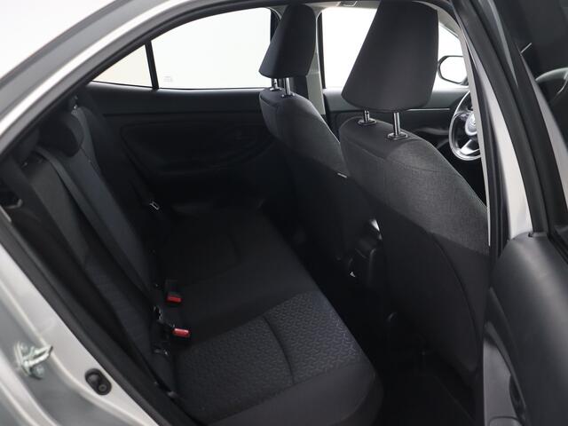 Toyota YARIS Cross 1.5 Hybrid Active Camera | LM velgen | Privacy Glass | Metallic