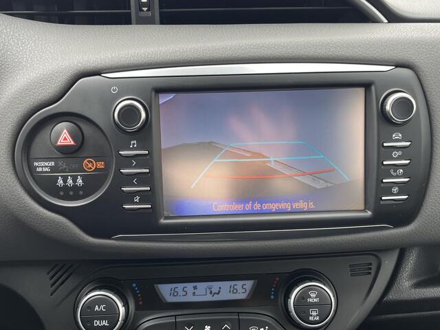 Toyota YARIS 1.5 Hybrid Aspiration Automaat / Achteruitrijcamera / Navigatie full map / Cruise- en Climate Control / Bluetooth / Radio /