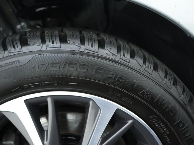 Toyota YARIS 1.5 Hybrid Y20 | Parkeersensoren voor en achter