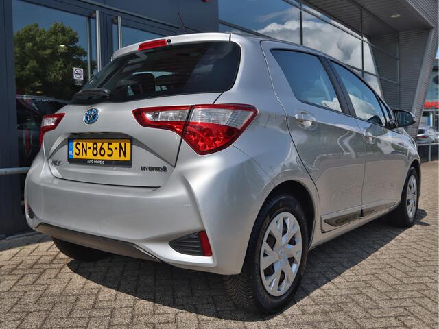 Toyota YARIS 1.5 Hybrid Design Red | Achteruitrijcamera | Climate Control | Cruise Control | 15 Inch Lichtmetalen velgen
