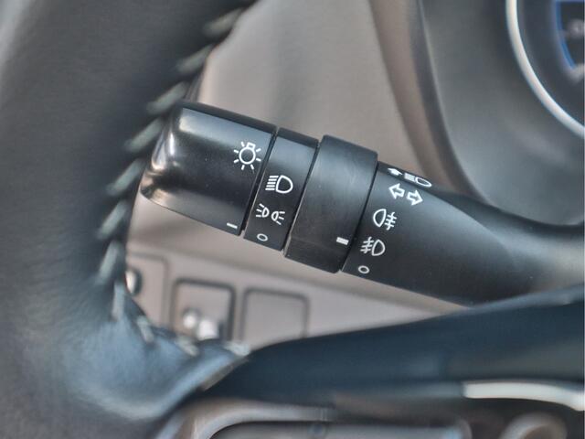 Toyota YARIS 1.5 Hybrid Design Red | Achteruitrijcamera | Climate Control | Cruise Control | 15 Inch Lichtmetalen velgen