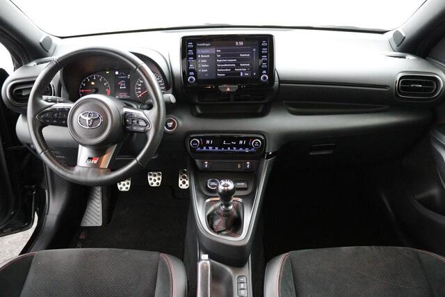 Toyota YARIS 1.6 GR Premium | 4WD | 261 PK | Apple carplay | Stuur en stoelverwarming |
