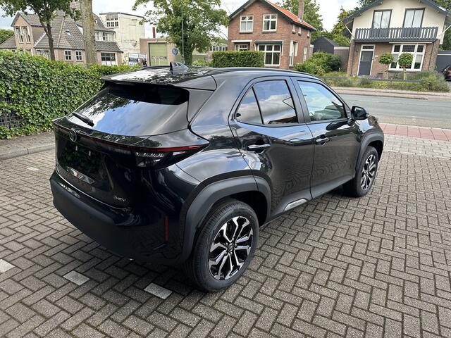 Toyota YARIS Cross 1.5 Hybrid 130pk Executive Limited dodehoekdetectie / stoelverwarming / stuurwielverwarming / parkeersensoren voor + achter / Navigatie / Apple Carplay / Android Auto / parkeercamera / Nieuwe auto / 10 jaar garantie / rijklaarprijs
