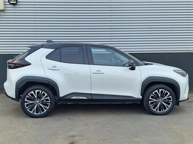 Toyota YARIS Cross 1.5 Hybrid Adventure CVT-Automaat Bi-Tone Parelmoer wit met zwart dak | Dodehoekdetectie | Achteruitrij camera| Stoelverwarming | Adaptive cruise control | Trekhaak | All season banden | Keyless | Parkeersensoren |