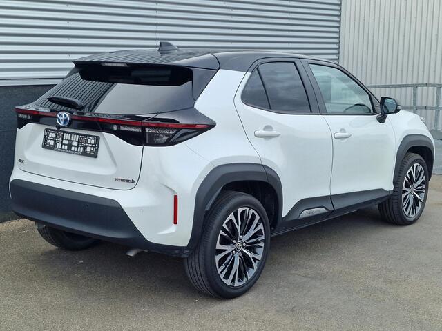 Toyota YARIS Cross 1.5 Hybrid Adventure CVT-Automaat Bi-Tone Parelmoer wit met zwart dak | Dodehoekdetectie | Achteruitrij camera| Stoelverwarming | Adaptive cruise control | Trekhaak | All season banden | Keyless | Parkeersensoren |