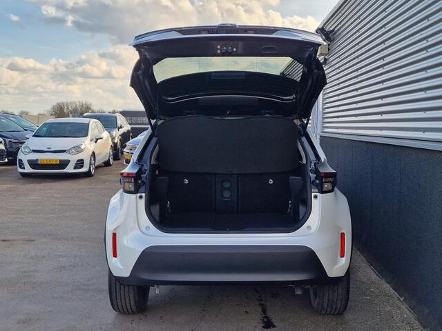 Toyota YARIS Cross 1.5 Hybrid Adventure CVT-Automaat Bi-Tone Parelmoer wit met zwart dak | Dodehoekdetectie | Achteruitrij camera| Stoelverwarming | Adaptive cruise control | Trekhaak | All season banden | Keyless | Parkeersensoren |