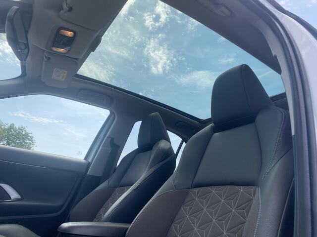 Toyota YARIS Cross 1.5 Hybrid Executive Panorama Trekhaak NL Auto HUD PDC Navi Carplay Stoel Verw