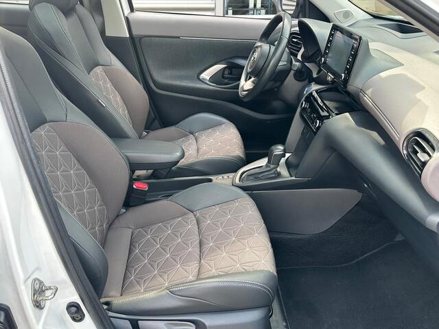 Toyota YARIS Cross 1.5 Hybrid Adventure | Panodak | Navigatie | Apple Carplay | Trekhaak Afneembaar | 360 Camera | Elektrische Achterklep |