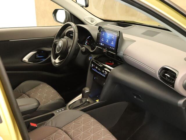 Toyota YARIS Cross 1.5 Hybrid Executive ORIGINEEL NEDERLANDSE AUTO - TREKHAAK 750KG GEREMD TREKGEWICHT - HEAD-UP DISPLAY - PARKEERSENSOREN VOOR EN ACHTER - JBL GELUIDSINSTALLATIE - STOEL VERWARMING - DRAADLOZE OPLADER - DODEHOEK DETECTIE