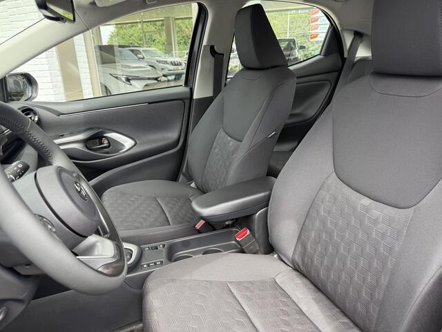 Toyota YARIS 1.5 Hybrid Active Limited 115 pk | stoelverwarming & stuurverwarming | Parkeersensoren voor & achter | Privacy glass Nieuwe auto met diverse extra's! Van 28.990,= voor 26.995,=!