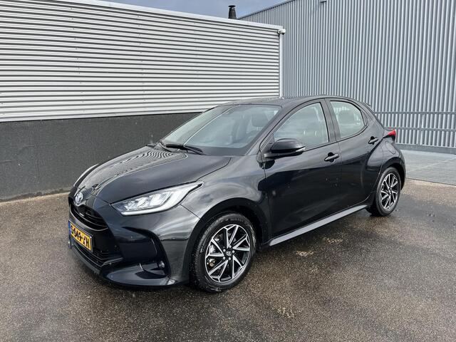 Toyota YARIS 1.5 Hybrid Dynamic Trekhaak, LED, Smart Key, Lichtmetalen velgen, Nieuw geleverd, 1e eign. Apple Caprlay en/of Android auto, Achteruitrijcamera