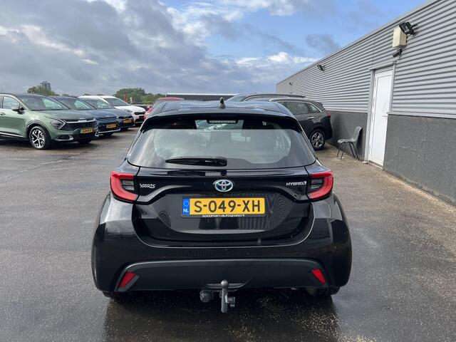 Toyota YARIS 1.5 Hybrid Dynamic Trekhaak, LED, Smart Key, Lichtmetalen velgen, Nieuw geleverd, 1e eign. Apple Caprlay en/of Android auto, Achteruitrijcamera