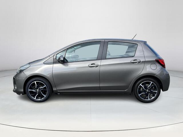 Toyota YARIS 1.3 VVT-i Dynamic | Navigatie | Keyless entry | Licht metalen velgen | Trekhaak |