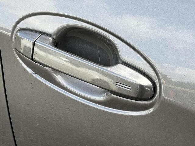 Toyota YARIS 1.3 VVT-i Dynamic | Navigatie | Keyless entry | Licht metalen velgen | Trekhaak |