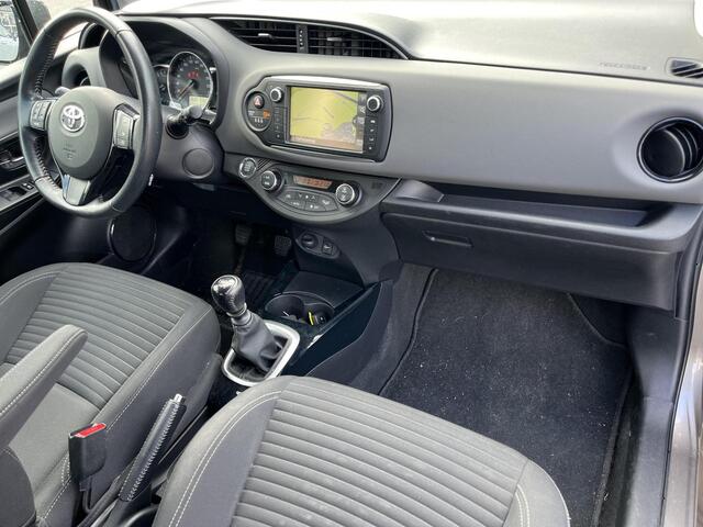 Toyota YARIS 1.3 VVT-i Dynamic | Navigatie | Keyless entry | Licht metalen velgen | Trekhaak |