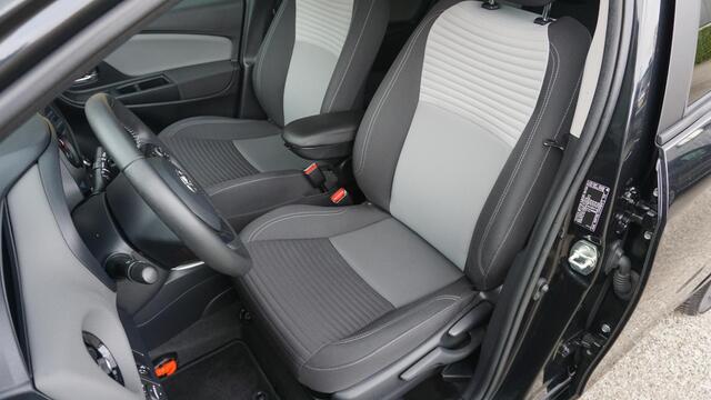 Toyota YARIS 1.5 101pk Hybrid Dynamic 5Drs Clima A-Camera 15inch LM Keyless Cruise Control *NL auto* 79253km!