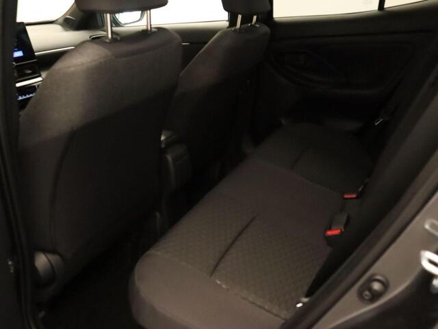 Toyota YARIS Cross 1.5 Hybrid 130 Dynamic Plus - ORIGINEEL NEDERLANDSE AUTO - STUUR EN STOEL VERWARMING - KEYLESS ENTRY & START - DODEHOEK DETECTIE - VERWARMDE VOORRUIT - ADAPTIVE CRUISE CONTROL - DRAADLOZE TELEFOONLADER - PARKEERSENSOREN VOOR EN ACHTER