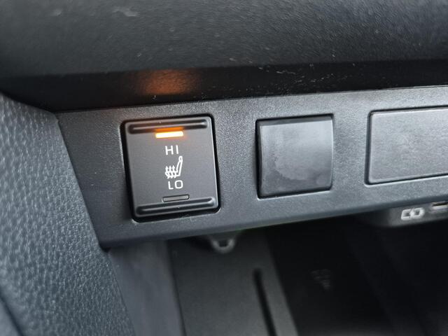 Toyota YARIS Cross 1.5 Hybrid 130 Launch Edition Team D / Winter Pakket / Safety Pakket / Adaptief CC / Stuur-, Stoel en voorruitverwarming / Draadloze telefoon lader / Apple Carplay Android Auto / Achteruitrijcamera /